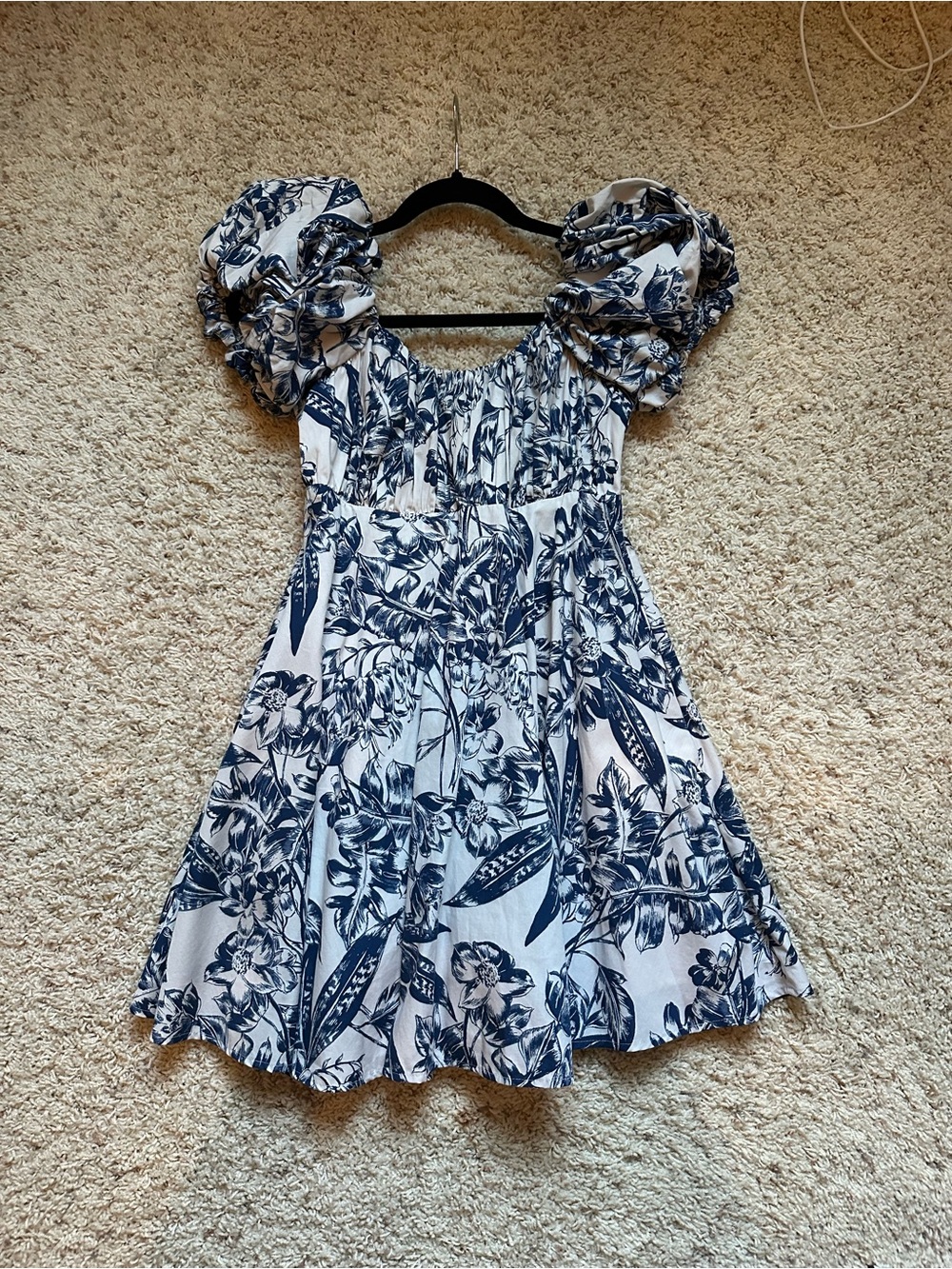 Abercrombie and fitch white and blue floral dress with puff sleeves, pockets